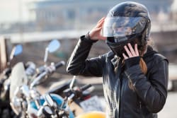Le sanzioni per chi circola senza casco in moto Le sanzioni per chi circola senza casco in moto