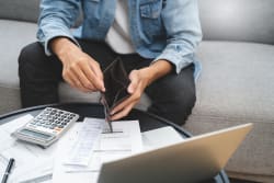 Stangata sulle famiglie: in 10 anni spese aumentate del 36%, ma gli stipendi arretrano