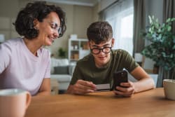 Carte di credito per minorenni: vantaggi e servizi offerti da HYPE e Treezor a settembre 2025 