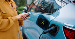 Crisi di Hormuz, le auto elettriche hanno evitato 20 miliardi di dollari di petrolio: l’Italia supera gli Stati Uniti Crisi di Hormuz, le auto elettriche hanno evitato 20 miliardi di dollari di petrolio: l’Italia supera gli Stati Uniti