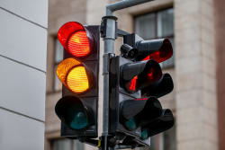 Multa per passaggio con semaforo rosso: quanti punti si perdono? Quanto è salata la multa? Multa per passaggio con semaforo rosso: quanti punti si perdono? Quanto è salata la multa?