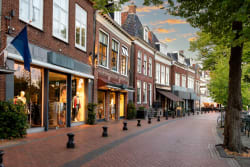 Immobili svalutati fino al 16%: cresce la domanda di negozi di prossimità