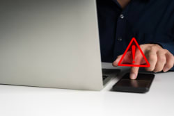 Truffe false assicurazioni: come difendersi dalle maxitruffe Truffe false assicurazioni: come difendersi dalle maxitruffe