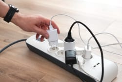 Conviene staccare il gas per una casa 100% elettrica nel 2026? Costi e rincari del PUN Conviene staccare il gas per una casa 100% elettrica nel 2026? Costi e rincari del PUN