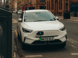 Ibrida o elettrica: quale auto scegliere? Vantaggi, svantaggi e considerazioni per la scelta Ibrida o elettrica: quale auto scegliere? Vantaggi, svantaggi e considerazioni per la scelta