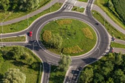 Precedenza in rotonda: le regole e il comportamento da seguire alla guida del veicolo Precedenza in rotonda: le regole e il comportamento da seguire alla guida del veicolo