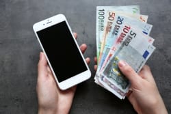 Via ai bonifici istantanei, il denaro in un secondo