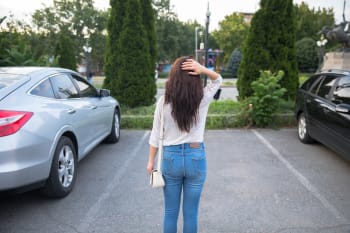 ragazza torna al parcheggio e le hanno rubato la macchina ragazza torna al parcheggio e le hanno rubato la macchina