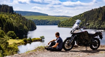 uomo_con_moto_guarda_il_lago