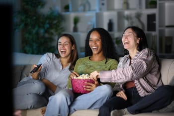 Amiche che guardano la tv Amiche che guardano la tv