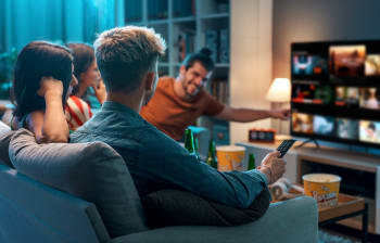 amici scelgono cosa guardare in tv
