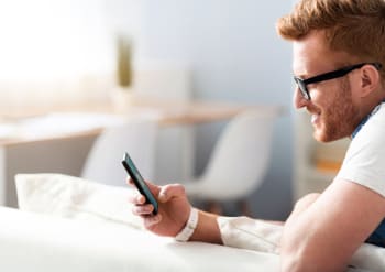 giovane uomo con smartphone