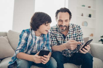 padre e figlio con smartphone