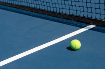 pallina tennis campo cemento