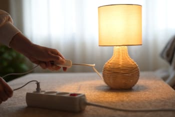 Persona che accende la luce Persona che accende la luce