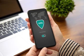 Persona che si collega a VPN