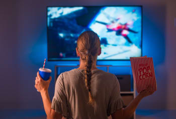 Ragazza guarda tv Ragazza guarda tv