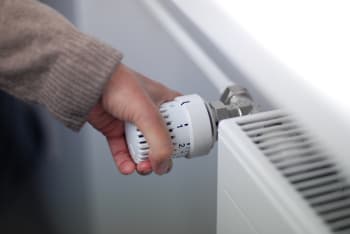 Ragazza regola termosifone Ragazza regola termosifone