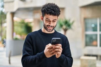 ragazzo guarda lo smartphone