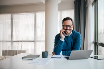 Uomo che parla al telefono