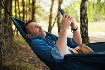 Uomo in vacanza al cellulare