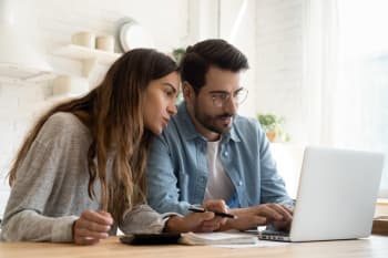 coppia a pc che gestisce risparmi