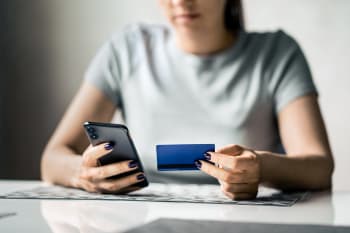 Ragazza con carta di pagamento