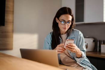 Ragazza naviga con pc e smartphone