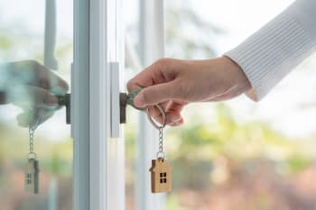 Persona apre porta di casa