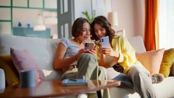 Amiche al cellulare Amiche al cellulare