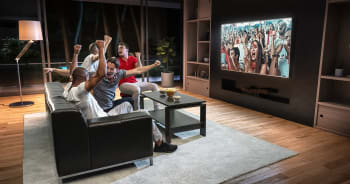 Amici che guardano una partita ed esultano Amici che guardano una partita ed esultano