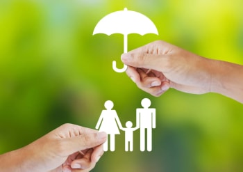 mano tiene modellino di ombrello a proteggere famiglia mano tiene modellino di ombrello a proteggere famiglia