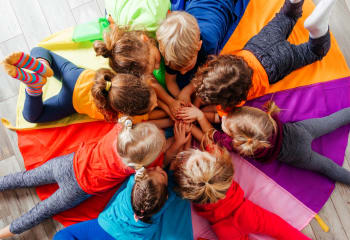 Bambini che giocano all'asilo