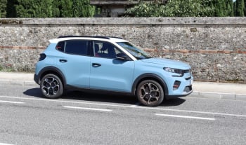 citroen c3 azzurra in strada