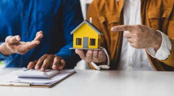 Consulenti illustrano tassi mutui Consulenti illustrano tassi mutui