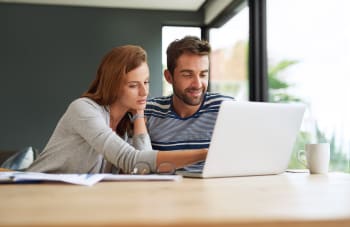 Coppia al computer che cerca offerte 