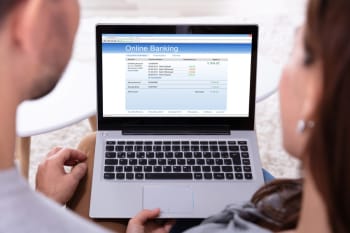 coppia che controlla il conto bancario al pc