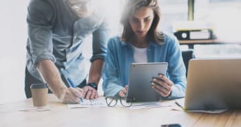 coppia che guarda il tablet