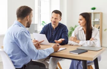 coppia discute con consulente finanziario