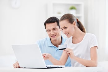 coppia giovane al computer mentre fa acquisti con carta di credito coppia giovane al computer mentre fa acquisti con carta di credito