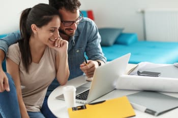 coppia ragazzo ragazza felice al computer