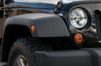 dettaglio di jeep nera fanale
