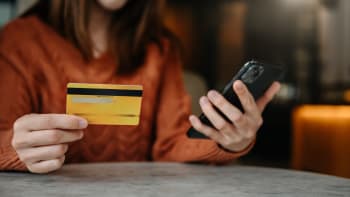 Donna che tiene in mano carta di credito Donna che tiene in mano carta di credito