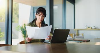 donna con pc e fogli donna con pc e fogli