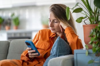 Donna che usa il cellulare