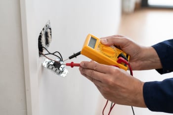 elettricista controlla voltaggio elettricista controlla voltaggio