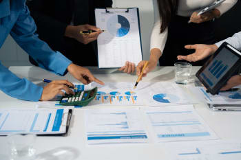 esperti analizzano grafici economici esperti analizzano grafici economici