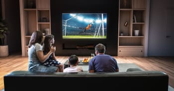 Famiglia che guarda sport in tv