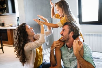 famiglia gioca felice