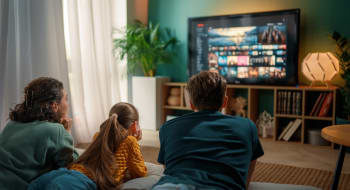 Famiglia guarda tv